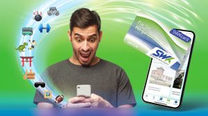 SWKcard Kampagnenmotiv. Junger Mann, der begeistert auf sein Smartphone blickt. Rund um das Smartphone fliegen Piktogramme (zum Beispiel einen Football, eineVR-Brille, das Tor der Japanischen Gartens, Bowling-Pins), die die Vorteile bzw. das Angebot der Kaundenkarte symbolisieren. Außerdem sicht man die SWKcard-App als Screenshot und die haptische SWKcard.