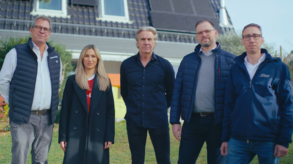 Gerry Ehrmann, füherer FCK-Torhüter steht mit Hardy Müller und Marie Birkemeyer von damm-solar und Christian Welter und Bannjamin BLauth von der SWK im Garten vor seinem Haus.