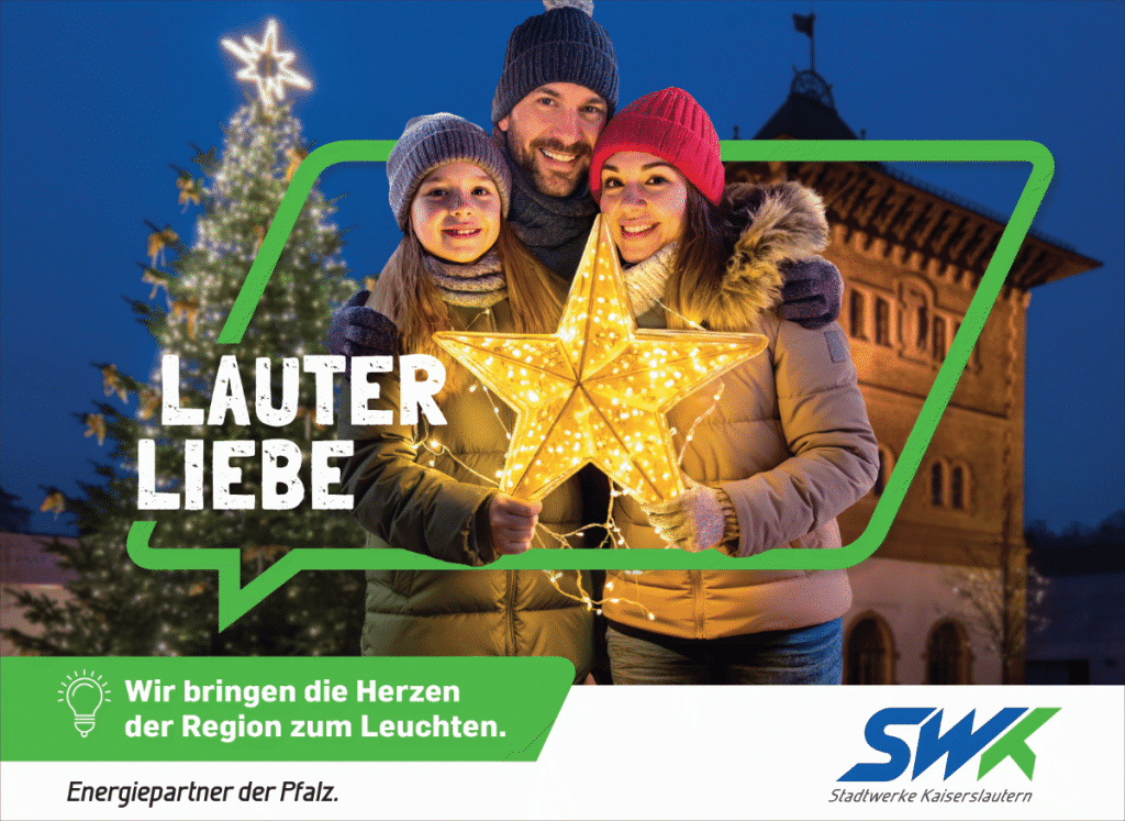 Werbemotiv der SWK, das eine Familie, bestehend aus Vater, Mutter und Tochter zeigt.Dir drei Personen stehen vor einem festlich leichtenden Weihnachtsbaum am Eingangsbereich der Gartenschau kaiserslautern und halten einen leuchtenden Stern in Händen. Übrschrift des Plakats ist "LAUTER LIEBE".