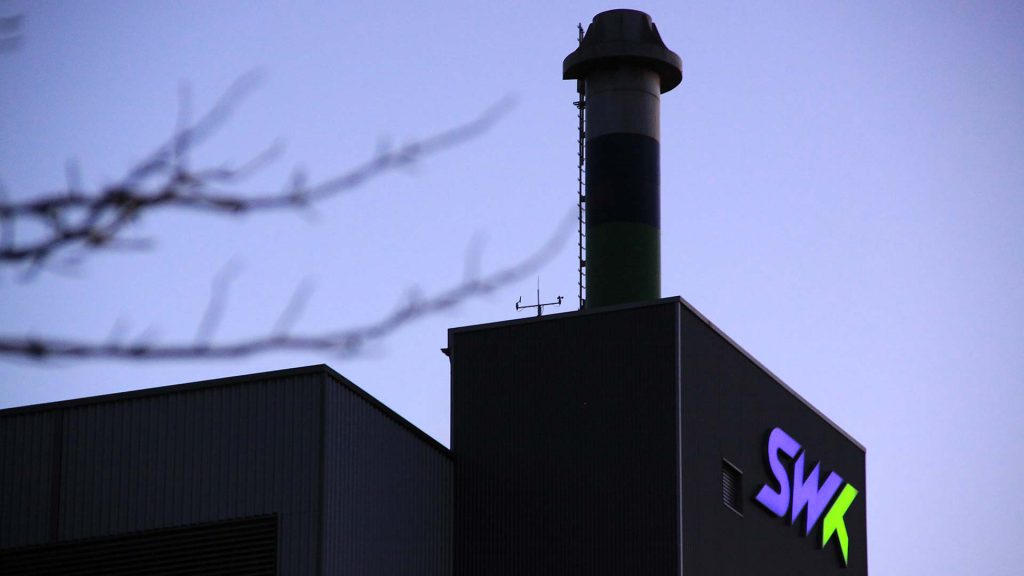 Lange Jahre im Einsatz und optisch weit sichtbar: der Kamin. Durch die Abluftreinigung entstand Gips als Abfallprodukt, der z.B. f&uuml;r die Betonaufbereitung wiederverwertet werden kann.