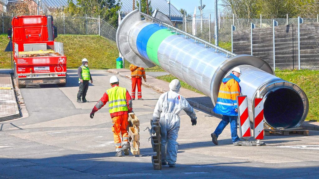 Fast geschafft. Die Spezialisten des Abrissunternehmens haben wieder eine Challange planm&auml;&szlig;ig durchgef&uuml;hrt. Das Objekt wird gesichert. Der Leiter des beauftragten Ingenieurb&uuml;ros nimmt die Arbeit ab.