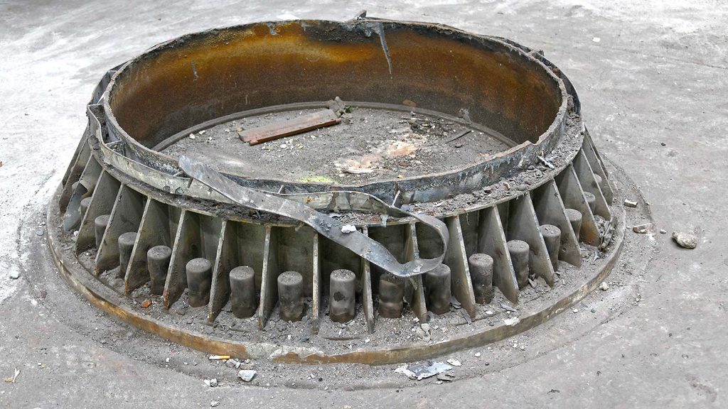 Das letzte &Uuml;berbleibsel: die Bodenfixierung. Diese ist fest verankert und muss aufwendig mit einem Industrieschlagschrauber demontiert werden. Der Schaft wurde mit einem Schneidbrenner getrennt.