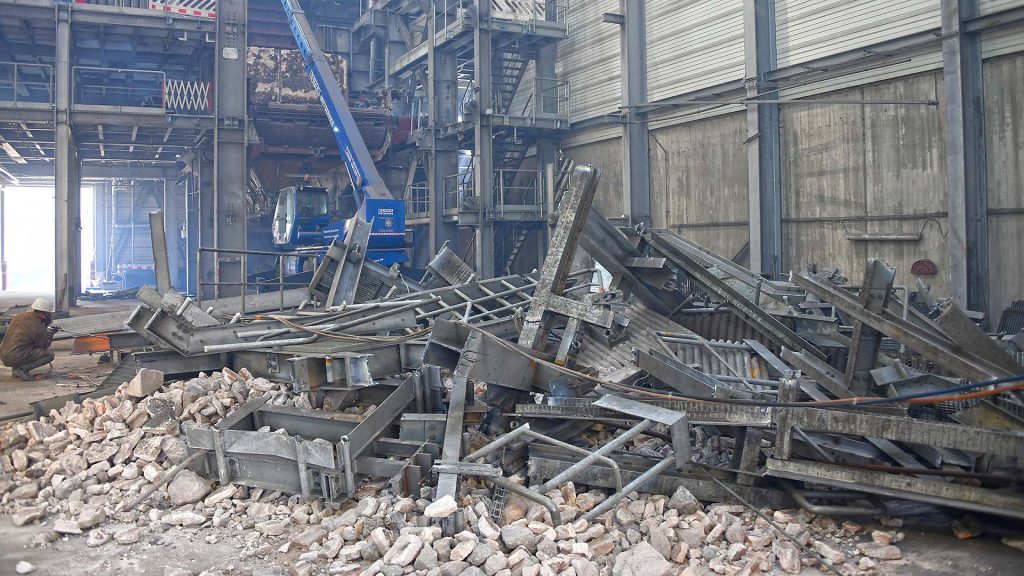 Eine Szene wie beim Intro von Terminator 3 &ndash; Rebellion der Maschinen: Alles liegt in Schutt & Asche...Bereit zum Recyling f&uuml;r die Stahlh&uuml;tte.