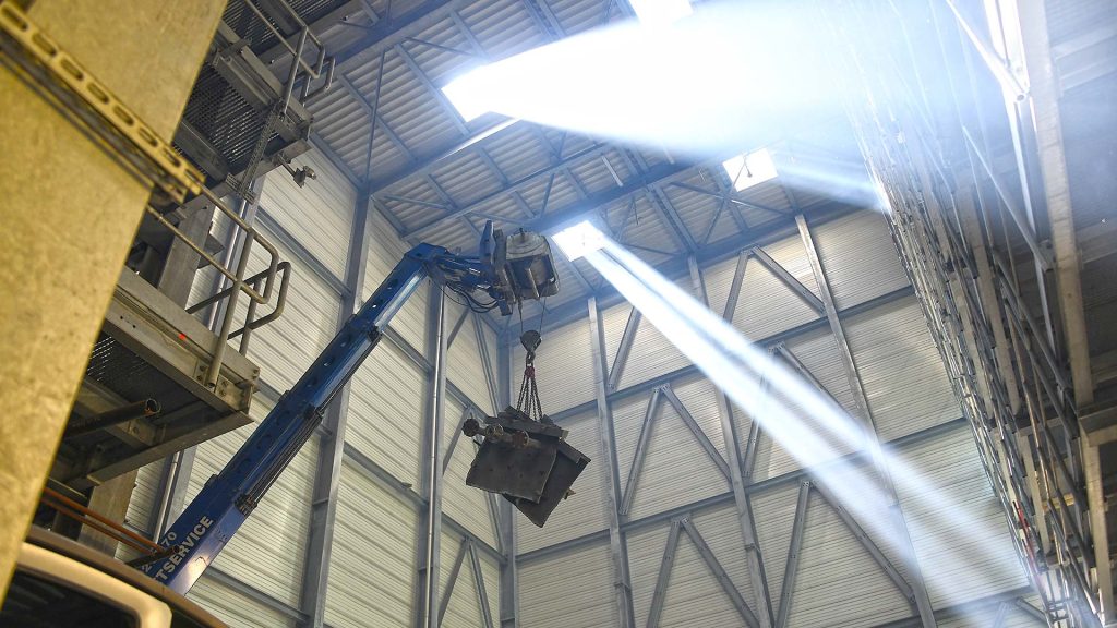 Die Kraftwerkshalle wird zum Filmstudio: durch den aufgewirbelten Feinstaub wird das nat&uuml;rliche Sonnenlicht im Raum sichtbar.