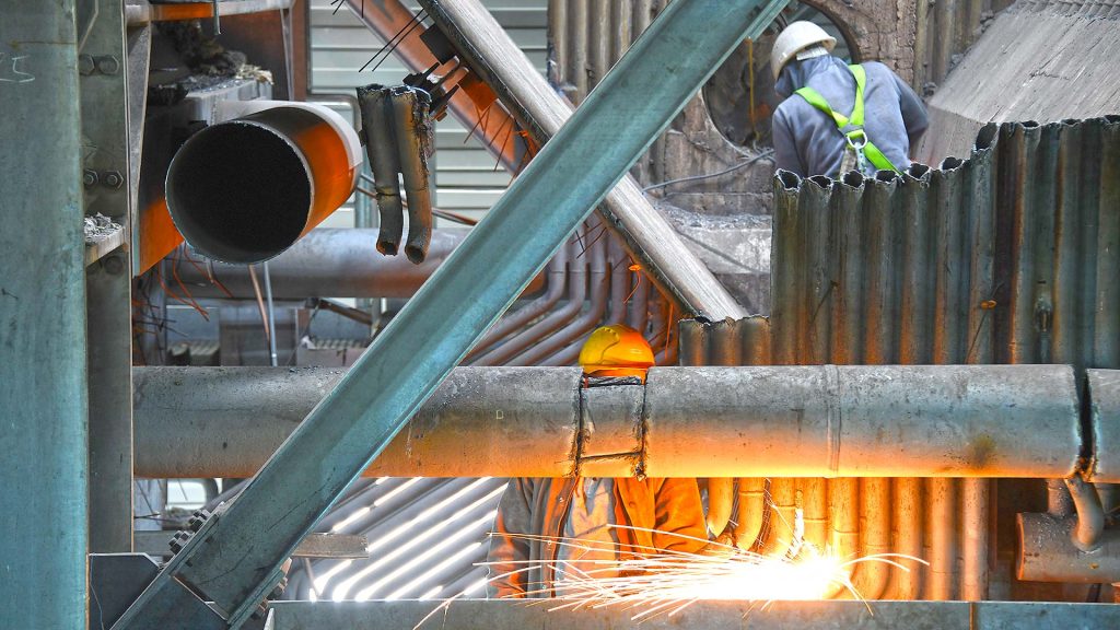 Fleissarbeit: nach dem Abtrennen von Rohrleitungen folgt das Abtrennen von Rohrleitungen...was exakt geplant und aufwendig hergestellt wurde, ist in wenigen Minuten Altmetall!