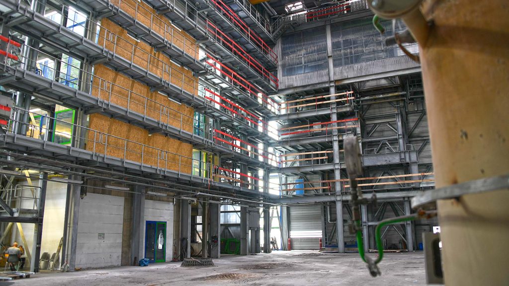 Die leere entkernte Kraftwerkshalle am Standort Karcherstra&szlig;e. Bereit f&uuml;r die Neubest&uuml;ckung der umwelfreundlichen Gasturbinen und Nebenanlagen