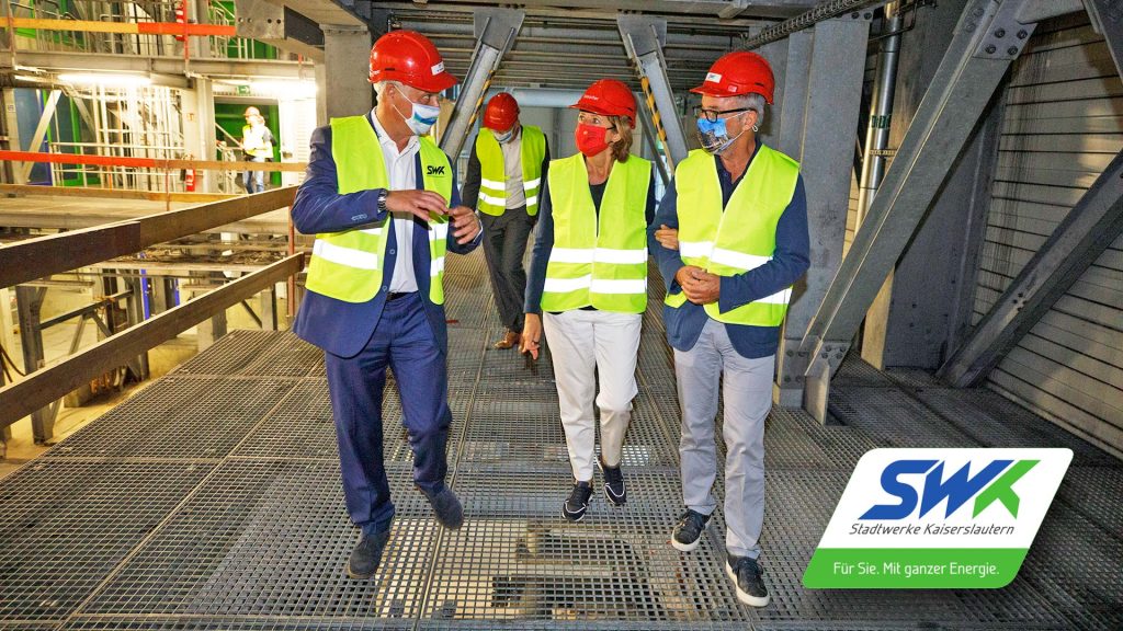 Herr Vollmer und Frau Dreier laufen durch das Kraftwerk