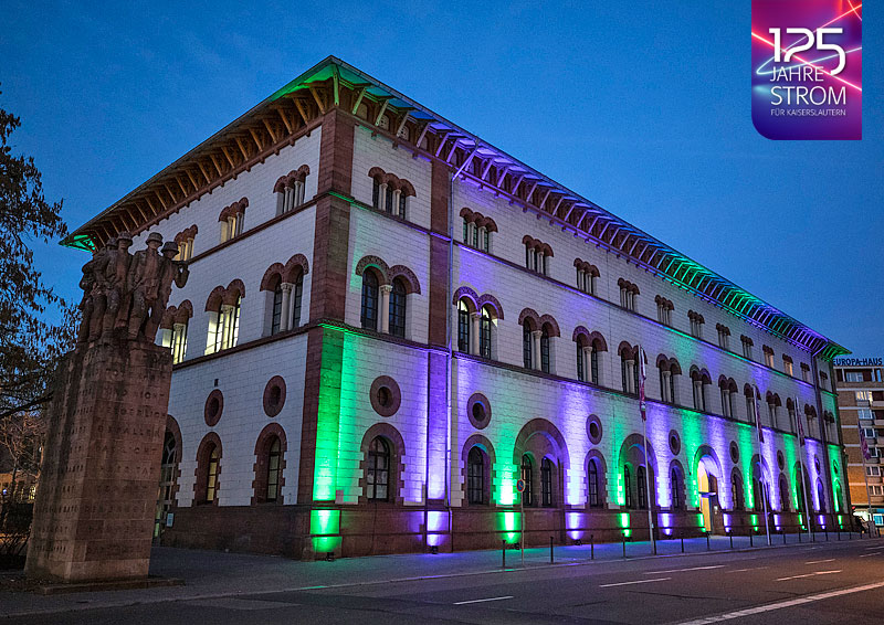 Die Fruchthalle in Kaierslautern von außen. Grün und Blau angeleuchtet