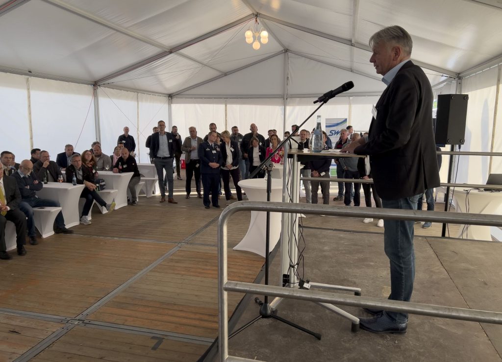 Die G&auml;ste h&ouml;ren Hernn Dr. Weichel zu.