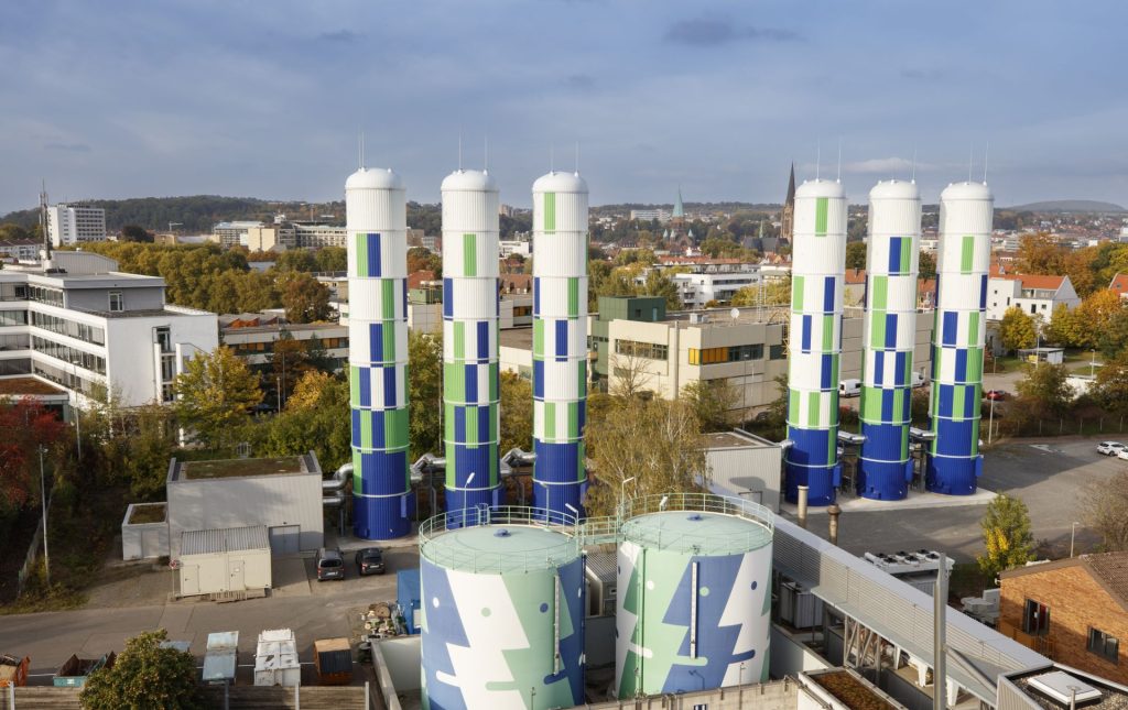 Ein Foto der 6 W&auml;rmespeicher vom Dach des Kraftwerks aus.