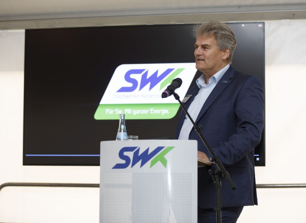 Herr Nauerz bei seiner Rede auf der B&uuml;hne hinter dem SWK Rednerpult