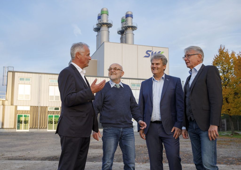 Herr Vollmer, Herr Kowtsch, Herr Nauerz und Herr Dr. Weichel in einem Gespr&auml;ch auf dem Vorplatz