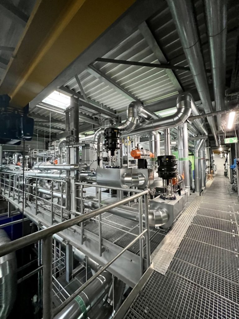 Komplexes Rohrsystem auf der oberen Ebene