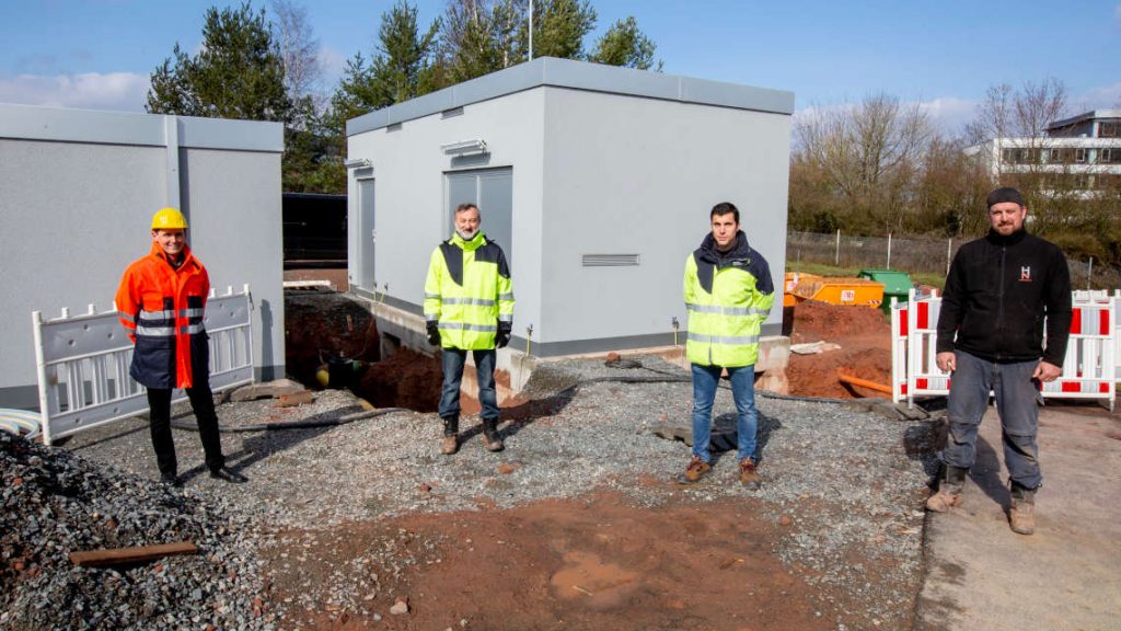 4 Mitarbeiter vor der neuen Gasregelstation