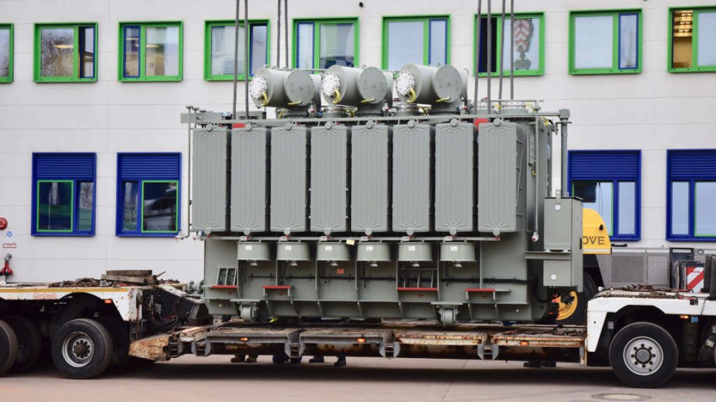 Der Trafo steht auf dem Tieflader