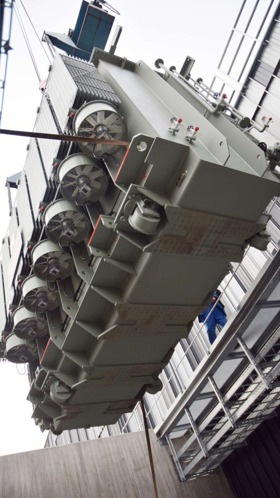 Perspektive von unten. Der Trafo h&auml;ngt am Kran und wird hochgezogen