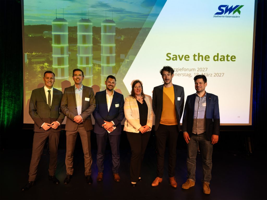 Gruppenfoto auf der Bühne der Kammgarn im Zuge des Energieforums mit Holger Wienpahl (Moderator), Dr. Arvid Blume (Vorstand SWK), Franz Frenger (SWK Abteilungsleiter Strategie und Netze), Anna Kroschel (B.A.U.M.), Dr. Daniel Zech (Fichtner) und Manuel Steinbrenner ( Umwelt- und Baudezernent der Stadt Kaiserslautern)