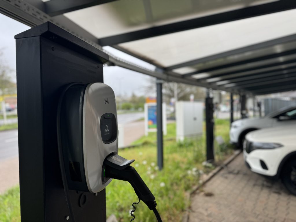 Wallbox zum E-Laden hängt in einer privaten Garage eines Mehrfamilienhauses